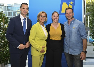 (v.l.n.r.): Bildungsdirektor Karl Fritthum, Landeshauptfrau Johanna Mikl-Leitner, Marie Ofenauer, die ihre Matura am Stiftsgymnasium Melk mit Auszeichnung abgelegt hat und Ex-Skirennläufer Marc Digruber.