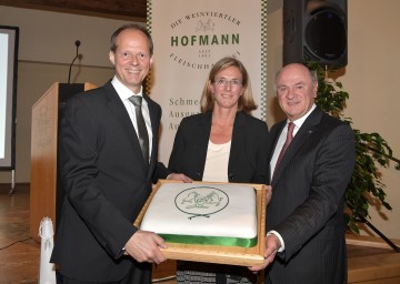 Torte zum Jubiläum von den Mitarbeiterinnen und Mitarbeitern: Franz Hofmann jun., Andrea Hofmann und Landeshauptmann Dr. Erwin Pröll. (v.l.n.r.)