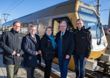 (v.l.) Vorstandssprecher EVN AG Stefan Szyszkowitz, Leiter Unternehmensentwicklung Niederösterreich Bahnen Markus Schreilechner, Landesrat Ludwig Schleritzko, Niederösterreich Bahnen Geschäftsführerin Barbara Komarek, Geschäftsführer EVN Naturkraft Gerhard Kampichler und LH-Stellvertreter Stephan Pernkopf vor der Himmelstreppe der Mariazellerbahn. 