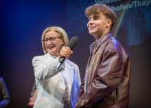 Landeshauptfrau Johanna Mikl-Leitner mit Alexander Hauer von der BH Baden bei „Lehre trifft KI: Die Zukunft der Arbeit“, der Lehrlingsveranstaltung im Landesdienst, im Festspielhaus St. Pölten.