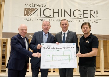 (v.l.) ecoplus-Geschäftsführer Helmut Miernicki, Bürgermeister Klaus Schneeberger, Landesrat Jochen Danninger und Meisterbau Aichinger GmbH Geschäftsführer Harald Aichinger bei der Pressekonferenz zum Ökowirtschaftspark Föhrenwald in Wiener Neustadt.