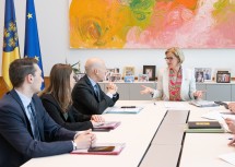 Landeshauptfrau Johanna Mikl-Leitner im Gespräch mit dem Bundesminister für Arbeit und Wirtschaft, Martin Kocher.