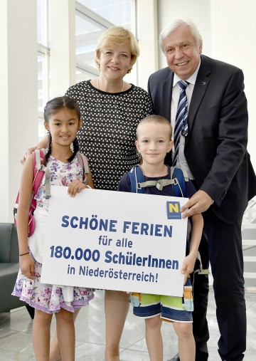 Bildungs-Landesrätin Barbara Schwarz und Johann Heuras, der Amtsführende Präsident des Landesschulrates für Niederösterreich, freuen sich mit Schülerin Tatjana und Schüler Max auf den Schulschluss und wünschen allen Schülerinnen und Schülern Niederösterreichs schöne und erholsame Ferien.