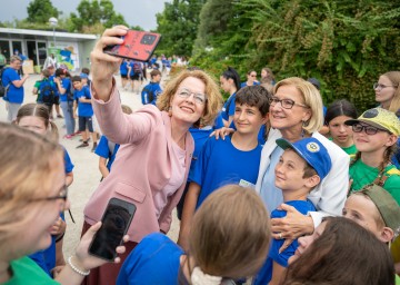 Rund 210.000 Schülerinnen und Schüler und über 22.000 Lehrkräfte starten morgen in das neue Schuljahr Rund 210.000 Schülerinnen und Schüler und über 22.000 Lehrkräfte starten morgen in das neue Schuljahr