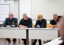 Von links nach rechts: LH-Stellvertreter Stephan Pernkopf, Bundeskanzler Karl Nehammer, Landeshauptfrau Johanna Mikl-Leitner und Landesfeuerwehrkommandant Dietmar Fahrafellner.