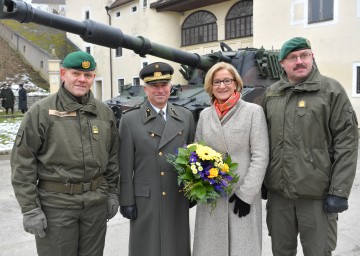 Kommandoübergabe am Truppenübungsplatz Allentsteig: der neue Kommandant ObstltdG Konstantin Lütgendorf, der ehemalige Kommandant Oberst Josef Fritz, Landeshauptfrau Johanna Mikl-Leitner und der Militärkommandant von Niederösterreich Brigadier Martin Jawurek (v.l.n.r.) 