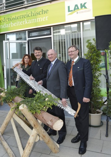 Landeshauptmann Dr. Erwin Pröll und Ing. Andreas Freistetter, Präsident der NÖ Landarbeiterkammer, bei der Eröffnung des neuen Service Centers in St. Pölten.