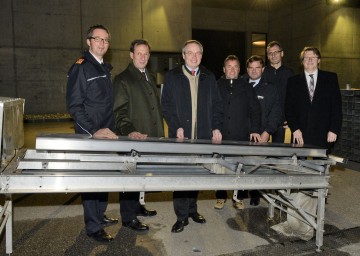 HTL-Schüler konstruierten Waschanlage für mobilen Hochwasserschutz: Bezirksfeuerwehrkommandant OBR Martin Boyer, Bürgermeister DI Anton Bodenstein, Landesrat Dr. Stephan Pernkopf, Oberstleutnant Josef Kitzler, Abteilungsleiter DI Norbert Knopf (Amt der NÖ Landesregierung), Abteilungsvorstand DI Herbert Tober und Direktor DI Wolfgang Bodei (HTL Hollabrunn) (v.l.n.r.)