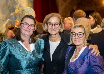 Landeshauptfrau Johanna Mikl-Leitner mit Vertreterinnen der „Wachauer Goldhauben“.