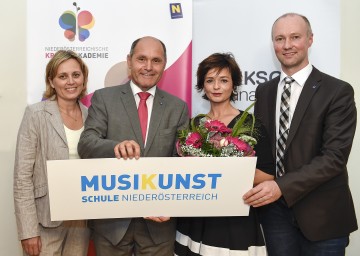 Präsentation der „Musik- und Kunstschule“: Musikschulmanagement Niederösterreich-Geschäftsführerin Dr. Michaela Hahn, Landeshauptmann-Stellvertreter Mag. Wolfgang Sobotka, Schauspielerin Katharina Stemberger und NÖ KREATIV GmbH-Geschäftsführer Mag. Rafael Ecker. (v.l.n.r.)