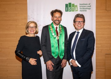 (v.l.n.r.) Landeshauptfrau Johanna Mikl-Leitner, Präsident Martin Hetzer und Wissenschaftsminister Martin Polaschek bei der Inaugurationsfeier in der Lecture Hall des Institutes.