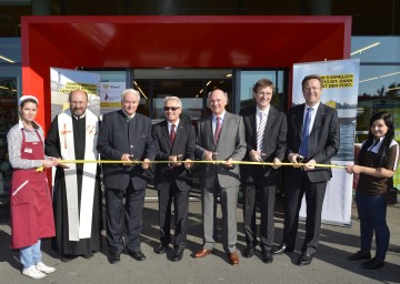 345. Post-Partner in Niederösterreich im Spar-Markt in Mautern eröffnet: Landeshauptmann Dr. Erwin Pröll gemeinsam mit Stadtpfarrer Clemens Reischl, Bürgermeister Armin Sonnauer, Post-Generaldirektor Dr. Georg Pölzl, Spar-Generaldirektor Mag. Alois Huber und Dipl. Ing. Walter Hitziger von der Post.