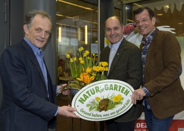 Im Bild von links nach rechts: DI Gerhard Weber, Landeshauptmann-Stellvertreter Mag. Wolfgang Sobotka, Biogärtner Karl Ploberger.