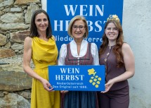 Landeshauptfrau Johanna Mikl-Leitner mit (li.) Maria Wegscheider vom Bio-Weingut Gruber Röschitz und der NÖ Weinkönigin „Marie I.“ Marie Huber.