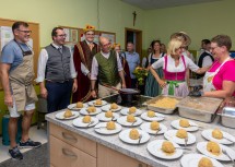 Landeshauptfrau Johanna Mikl-Leitner zu Besuch in der „Marillenknödelschule“ in der Hauptschule.