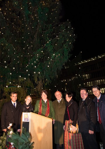 Christbaum-Illuminierung im Regierungsviertel mit dem Landtagsabgeordneten Anton Erber, MBA, Bürgermeisterin Waltraud Stöckl, Landeshauptmann Dr. Erwin Pröll, Vizebürgermeister Leo Wurzenberger, dem Scheibbser Bezirkshauptmann Mag. Johann Seper und den Marketenderinnen des Musikvereins St. Anton an der Jeßnitz.