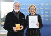 Ehrenzeichen-Überreichung in St. Pölten: Landeshauptfrau Johanna Mikl-Leitner mit Hans Hoffer, Bühnenbildner, Ausstellungsgestalter und Präsident des Vereins GLOBART.