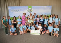 Landeshauptfrau Johanna Mikl-Leitner und Landesrätin Christiane Teschl-Hofmeister mit den Kids der Volksschule Mautern.