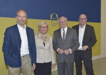 Rundgang durch die Ausstellung von Erwin Wurm mit Elisabeth Pröll, Landeshauptmann Dr. Erwin Pröll und Direktor Mag. Carl Aigner. (v.l.n.r.)