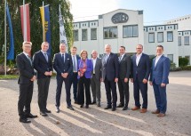 Landeshauptfrau Johanna Mikl-Leitner und der Geschäftsführer der Firma ARDEX Gunther Sames (3. v. l.) mit den Teilnehmern des Arbeitsmarktgipfels sowie weiteren Vertretern der Firma ARDEX.