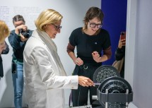 Landeshauptfrau Johanna Mikl-Leitner bei einer Station im VISTA.