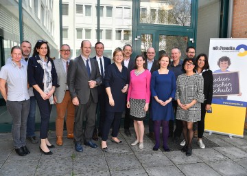 Bei der Tagung der Medienzentren: Gabriela Puhr,  Gerhard Puhr, Brigitte Sperl, Thomas Höbart (alle NÖ Medienzentrum), Johann Lackenbauer, MSc, Leiter des NÖ Medienzentrums, Ing. Michael Seidl (Kärnten), Landesrätin Mag. Barbara Schwarz, Michael Kern (Tirol), Mag. Magdalena Zelger (Wien), Peter Eiselmair, MAS MSc (Oberösterreich), Dr. Agata Méhes-Paluszek (Wien), WHR Mag. Dr. Michael Freismuth (Burgenland), Dr. Barbara Weis Untersulzner (Südtirol), Dr. Heidrun Hilber (Südtirol) und Werner Geiger (Vorarlberg) (v.l.n.r.)