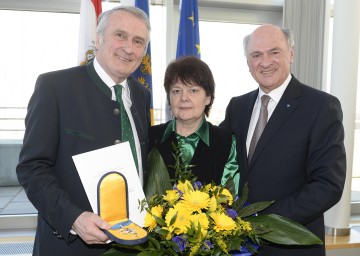 Hohes Ehrenzeichen des Landes NÖ für Josef Pleil. Im Bild der ehemalige Weinbaupräsident mit seiner Gattin Waldtraut und Landeshauptmann Dr. Erwin Pröll.