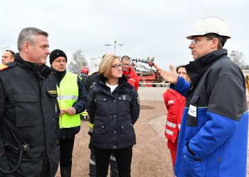 Landesfeuerwehrkommandant Dietmar Fahrafellner, Bezirkshauptmann Martin Steinhauser, Landeshauptfrau Johanna Mikl-Leitner und Gas Connect Geschäftsführer Stefan Wagenhofer.