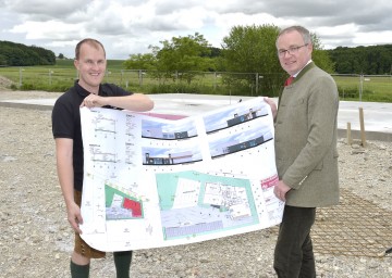 Im Bild von links nach rechts: Richard Fohringer mit Agrar-Landesrat Dr. Stephan Pernkopf