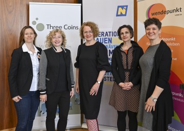 Elisabeth Cinatl (Verein wendepunkt), Eva Prischl (3. Präsidentin des NÖ Landtags), Frauen-Landesrätin Christiane Teschl-Hofmeister, Claudia Prudic (Verein wendepunkt) und Lena Gugenberger (Three Coins).