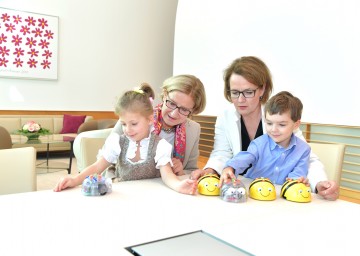 Landeshauptfrau Johanna Mikl-Leitner und Bildungs-Landesrätin Christiane Teschl-Hofmeister bei der Vorstellung der Beebots-Sets für die NÖ Bildungseinrichtungen 