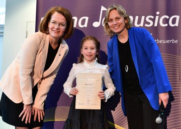 Von links nach rechts: Landesrätin Christiane Teschl-Hofmeister, Gewinnerin Alma Seidel (1. Preis Kategorie Violine), Michaela Hahn (Geschäftsführerin des Musik & Kunst Schulen Managements Niederösterreich)