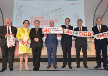 Eröffnung des ArbeitnehmerInnenzentrums in St. Pölten: AK-Direktor Mag. Helmut Guth, Landeshauptmann-Stellvertreterin Mag. Johanna Mikl-Leitner, Bundespräsident Dr. Heinz Fischer, AK-Präsident Markus Wieser, Bürgermeister Mag. Matthias Stadler, ÖGB-Präsident Erich Foglar und BAK-Präsident Rudi Kaske. (v.l.n.r.)