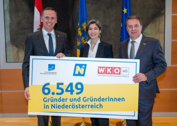 Wirtschaftslandesrat Jochen Danninger, Mona Dür, Gründerin der Duervation GmbH, WKNÖ-Präsident Wolfgang Ecker (v.l.n.r.)