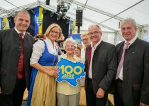 Von links nach rechts: Bundesrat Otto Auer, Landeshauptfrau Johanna Mikl-Leitner, die 101-jährige Anna Windholz, Bürgermeister Gerhard Weil und Landtagsabgeordneter Gerhard Schödinger.