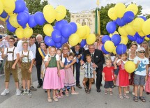 Luftballonsteigenlassen zur Eröffnung des 63. Pfaffstättner Großheurigen mit Landeshauptfrau Johanna Mikl-Leitner (Mitte, mit Kindern)