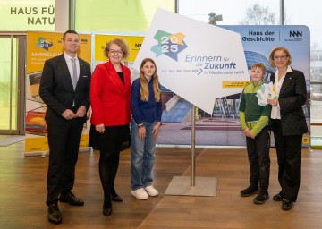 (v.l.n.r.): Bildungsdirektor Karl Fritthum, Bildungs-Landesrätin Christiane Teschl-Hofmeister, Isabella, Florian und Landeshauptfrau Johanna Mikl-Leitner