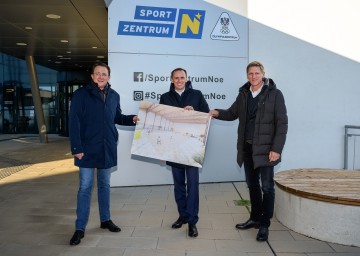 Von links nach rechts: Bürgermeister Matthias Stadler, Sportlandesrat Jochen Danninger und Gernot Leitner (Präsident Österreichischer Volleyballverband)