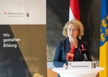 Landesrätin Christiane Teschl-Hofmeister bei der Pressekonferenz zum Start ins neue Schuljahr.