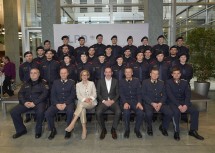 Gruppenfoto der Angelobung des Polizei-Ausbildungslehrgangs „Tr-PGA48-17-D-N“ mit Landespolizeidirektor Konrad Kogler, Landeshauptfrau Johanna Mikl-Leitner, Sektionschef Michael Kloibmüller vom Innenministerium, Landespolizeidirektor-Stellvertreter Franz Popp und Arthur Reis, Leiter des Bildungszentrums Traiskirchen (erste Reihe, ab Zweitem v.l.n.r.)