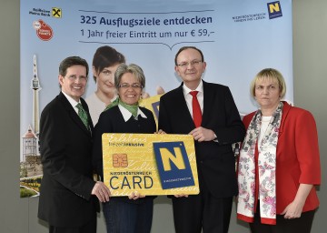 Der Geschäftsführer der Niederösterreich-Werbung Prof. Christoph Madl, Landesrätin Dr. Petra Bohuslav, der Generaldirektor der Raiffeisen-Holding und der Raiffeisenlandesbank NÖ-Wien Mag. Klaus Buchleitner und DI Hannelore Zinner von der Waldland Vermarktungs GmbH (v.l.n.r.) informierten in Wien über die Niederösterreich-Card 2016/2017.