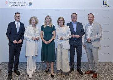 4. NÖ Lehrerinnen- und Lehrertag im VAZ St. Pölten. Im Bild Bildungsdirektor Karl Fritthum, Landesrätin Christiane Teschl-Hofmeister, Claudia Andre, Vorsitzende des Zentralausschusses der NÖ Landeslehrer, Landeshauptfrau Johanna Mikl-Leitner, Markus Hengstschläger und Michael Hörhan, Direktor der Höheren Tourismusschule St. Pölten (v.l.n.r.).