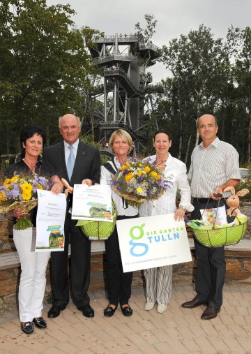 Landeshauptmann Dr. Erwin Pröll überreichte den 300.000sten BesucherInnen der NÖ Landesgartenschau, Cornelia Schröding und Sigrid Ganser, einen Geschenkskorb und eine Saisonkarte für das kommende Jahr.