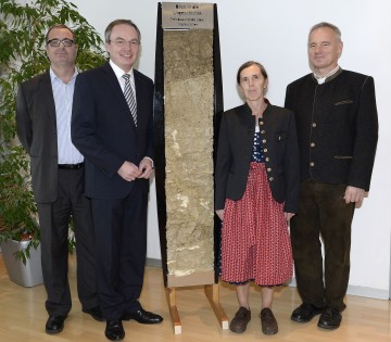 Landesrat Dr. Stephan Pernkopf (2.v.l.) erhielt anlässlich des morgigen Weltbodentags ein Bodenprofil aus seiner Heimatgemeinde von Dr. Peter Strauß (Institut für Kulturtechnik und Bodenwasserhaushalt) sowie Elisabeth und Ing. Andreas Scheidl überreicht. (v.l.n.r.)