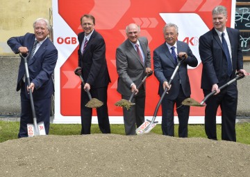 Spatenstich für die neue Zentrale der Arbeiterkammer Niederösterreich: Mag. Helmut Guth (Direktor der AK NÖ), Mag. Matthias Stadler (Bürgermeister St. Pölten), Landeshauptmann Dr. Erwin Pröll, Hermann Haneder (Präsident der AK NÖ) und LH-Stellvertreter Dr. Josef Leitner (v.l.n.r.)