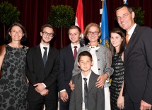Landeshauptfrau Johanna Mikl-Leitner mit Bezirkshauptmann Stefan Grusch und dessen Familie.