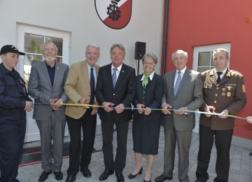 Band durchschneiden zur Eröffnung: Gemeinderat a.D. Ing. Rudolf Michlfeit, Bürgermeister Mag. Klaus Schneeberger, Bürgermeister Alfredo Rosenmaier, Landesrätin Dr. Petra Bohuslav, Landeshauptmann Dr. Erwin Pröll und Kommandant Eduard Schlögl von der Freiwilligen Feuerwehr Haschendorf. (v.l.n.r.)