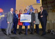 Ecoplus-Geschäftsführer Helmut Miernicki, Karin Weißenböck, Geschäftsführerin Moorheilbad Harbach, Wirtschaftslandesrätin Petra Bohuslav, Landeshauptfrau Johanna Mikl-Leitner, EU-Kommissar Johannes Hahn, Lisa Dyk, Geschäftsführerin Erste Raabser Walzmühle und Reinhard Wolf, Generaldirektor RWA Raiffeisen Ware Austria (v.l.n.r.)