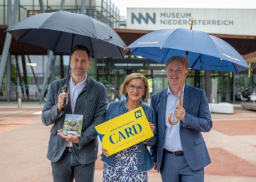 (v.l.n.r.) Klemens Wögerer, Geschäftsführer Niederösterreich-CARD, mit Landeshauptfrau Johanna Mikl-Leitner und Michael Duscher, Geschäftsführer der Niederösterreich Werbung.