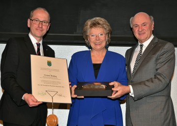 Landeshauptmann Dr. Erwin Pröll und der Rektor der Donau-Universität Krems, Mag. Friedrich Faulhammer, überreichten den „ERI Prix“ an die ehemalige Vizepräsidentin der Europäischen Kommission, Viviane Reding.
